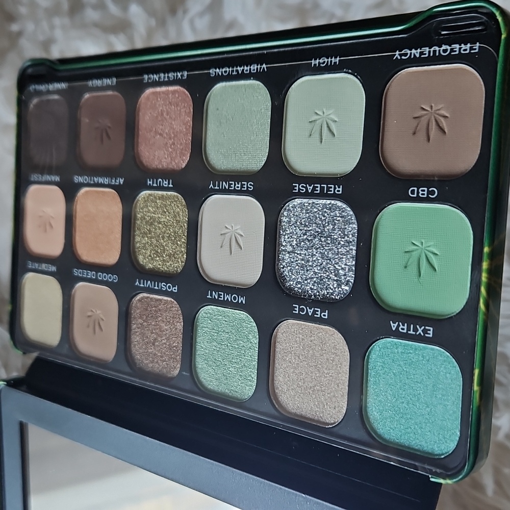🍃💨NEW MAKEUP REVOLUTION FOREVER FLAWLESS CHILLED VIBES EYESHADOW PALETTE🍃💨 - Picture 4 of 5